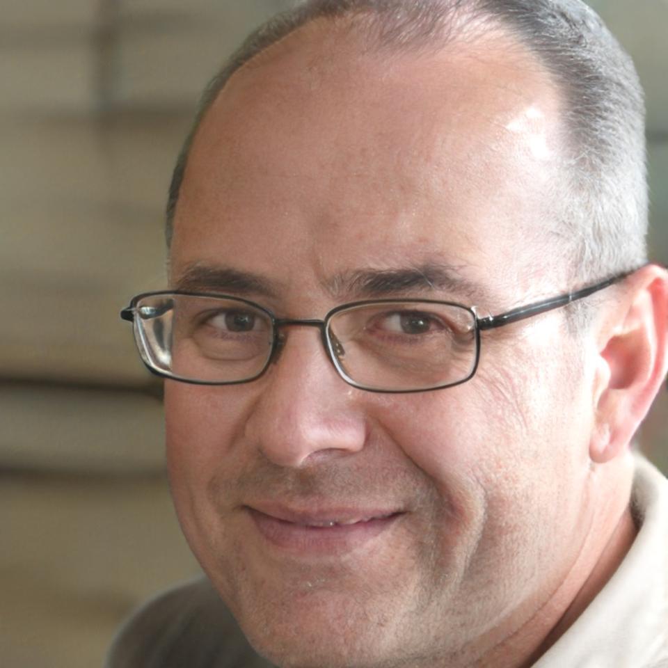 Ritratto professionale di Marco Benedetti, esperto in sviluppo personale